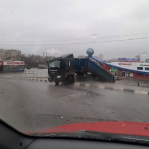 В Туле фура съехала в кювет