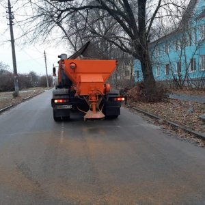 На тульские дороги уложено 1000 тонн противогололедных смесей