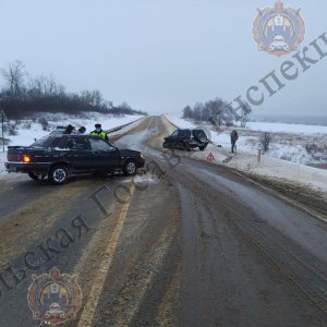 Под Ефремовом гонщик-любитель на ВАЗе врезался в иномарку