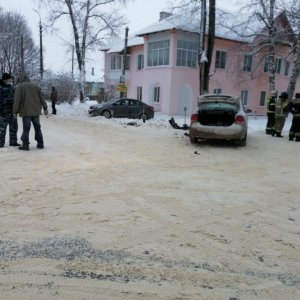 В Тульской области на нерегулируемом перекрестке произошло ДТП: пострадала девушка-пассажир