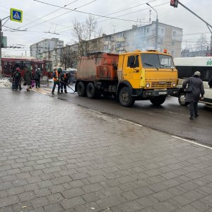 В Туле на перекрестке Октябрьской и Пузакова ремонтная машина собрала за собой пробку