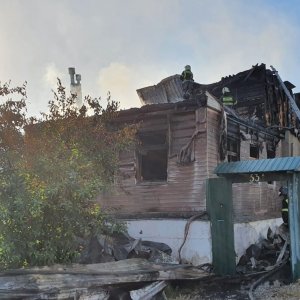 В центре Тулы на улице Белинского сгорел частный дом: есть пострадавший