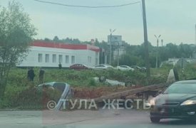 Две иномарки столкнулись под Тулой и вылетели в кювет