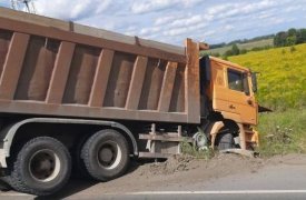 В Туле на Калужском шоссе самосвал вылетел в кювет, пробив отбойник