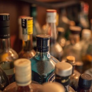 В Донском у пенсионерки и ее сына наши больше тысячи бутылок контрафактного алкоголя