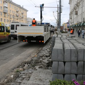 И снова Тула стоит в пробках: на проспекте Ленина разгружают бордюрные камни