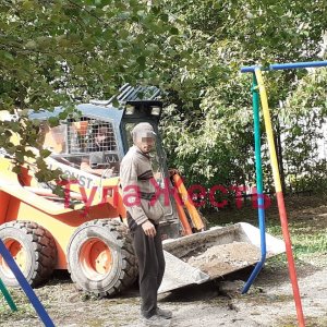 В Туле ремонтники бульдозером повредили детскую площадку