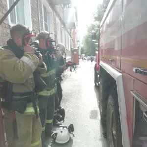 В Узловой пожарные спасли из горящего здания одного человека