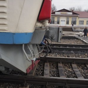 В Воловском районе под пригородный поезд попал УАЗ: водитель пострадал