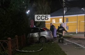 В забор часовни в Богородицке врезался «Форд»: пострадал пассажир