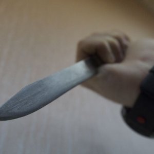 В Кимовске неизвестный изрезал лицо 56-летней сотруднице гостиницы