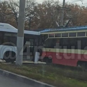 Трамвай и автобус столкнулись в Туле на улице Щегловская Засека: видео