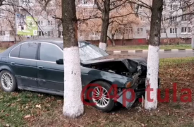 В Туле BMW врезался в дерево: водителю стало плохо за рулем