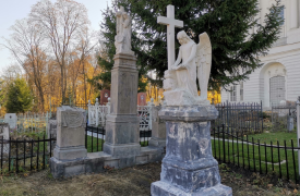 На Всехсвятском кладбище очистили мраморных ангелов и бетонные аналои