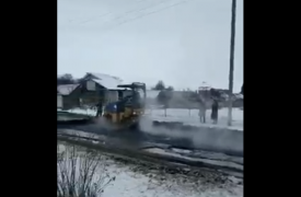 Видео с укладкой асфальта в воду прокомментировала администрация Воловского района