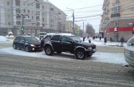 В Туле на улице Первомайской столкнулись «Опель» и «Ниссан»