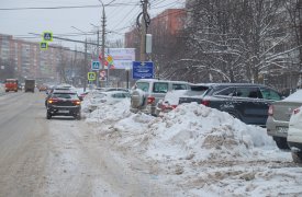 Тульских автомобилистов просят не парковаться на обочинах улиц, чтобы не мешать уборке снега