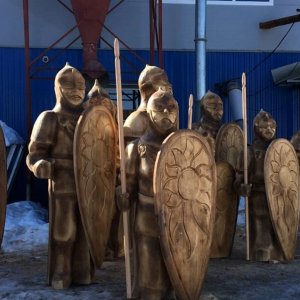 В парке «Жалка» появятся «33 богатыря»: деревянные скульпутры уже привезли в Алексин