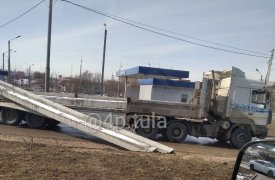 В Туле на улице Рязанской грузовик «выронил» бетонные столбы на обочину