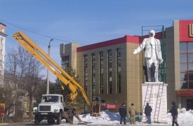 В Новомосковске вернут лицо поврежденному памятнику Ленину