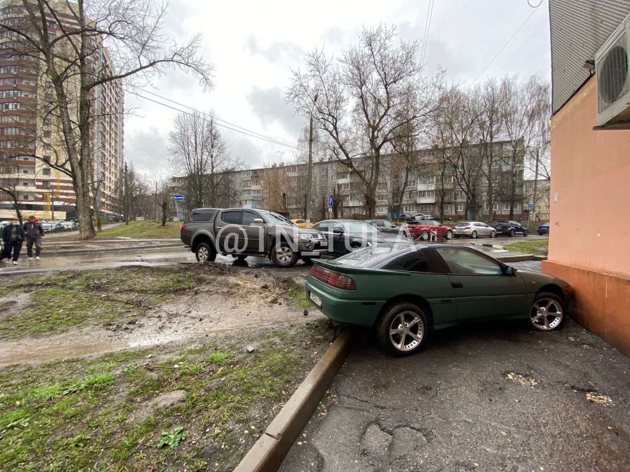 В центре Тулы произошло жесткое тройное ДТП: одна из машин врезалась в угол  дома | 16.04.2022 | Тула - БезФормата