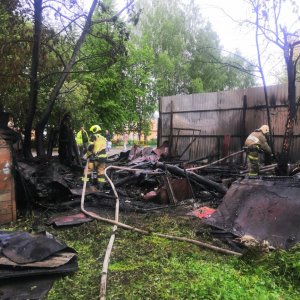 В центре Тулы в частном секторе на улице Революции сгорел сарай