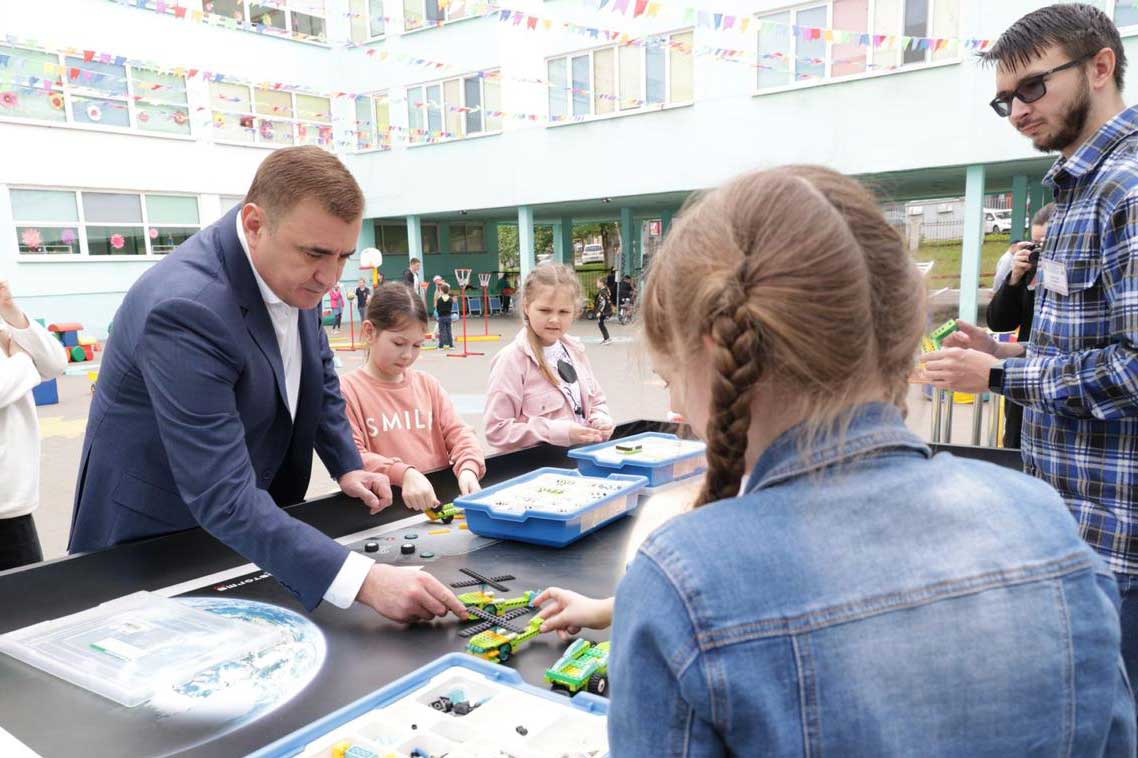 В Международный день защиты детей губернатор Алексей Дюмин посетил  пришкольный лагерь ЦО №1 Тулы | 01.06.2022 | Тула - БезФормата