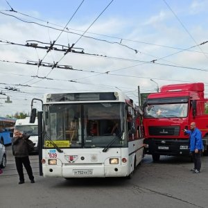 В Туле на улице Пролетарской столкнулись длинномер и пассажирский автобус