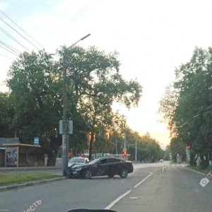 Автомобиль Mazda протаранил столб на перекрестке улиц Фридриха Энгельса и Первомайской в Туле