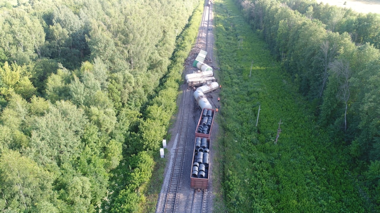 В Узловском районе Тульской области 12 вагонов сошли с рельсов, погиб  человек: возбуждено уголовное дело | 17.07.2022 | Тула - БезФормата