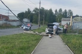 В Туле водитель Lexus врезался в столб