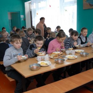 В Арсеньевском районе школьников кормили просроченными продуктами