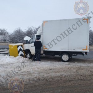 В Тульской области грузовик врезался в отбойник на трассе