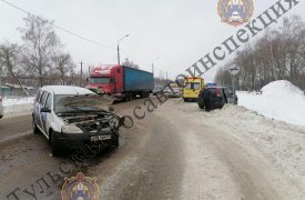 Под Тулой в лобовом столкновении пострадала 55-летняя женщина