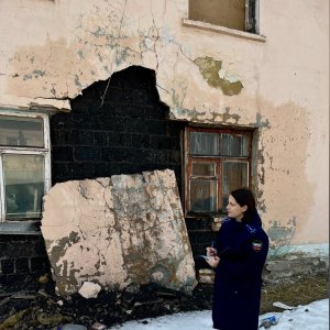 За отвалившуюся стену аварийного дома прокуратура внесла представление администрации Новомосковска