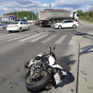 В Туле мотоциклист устроил тройное ДТП: пострадала девушка