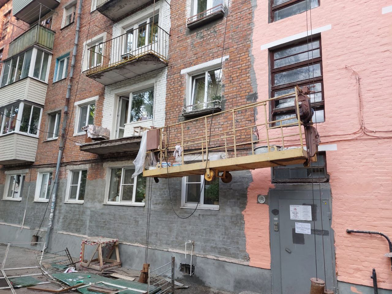 Балкон обвалился вместе с хозяйкой в Новосибирской области