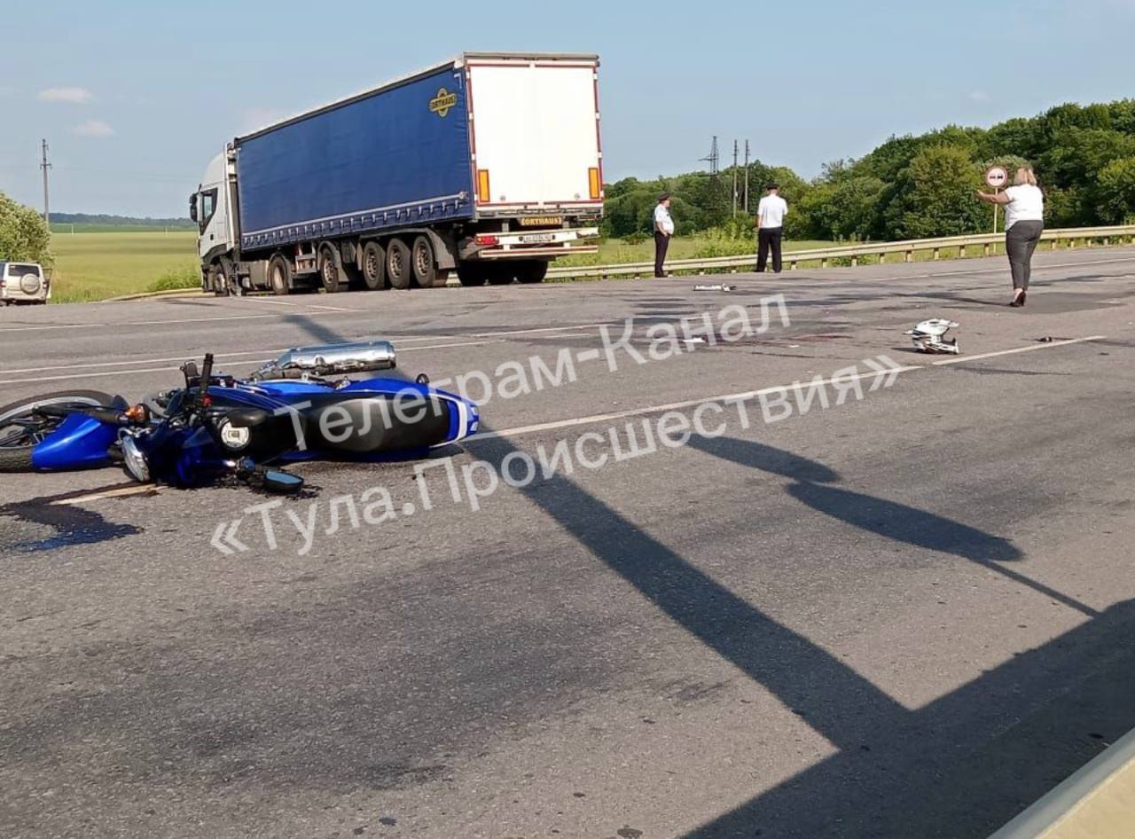 Двое подростков на мотоцикле врезались в фуру в Тепло-Огаревском районе |  03.07.2023 | Тула - БезФормата