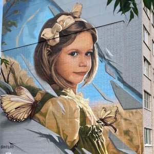 Тульский художник-граффитист на торце одного из домов в Вологде нарисовал портрет дочери