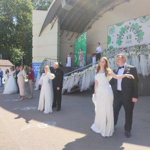 В День семьи, любви и верности в Центральном парке Тулы поженились сразу шесть пар 