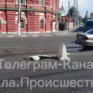 На проезжей части улицы Советской в Туле появился большой провал
