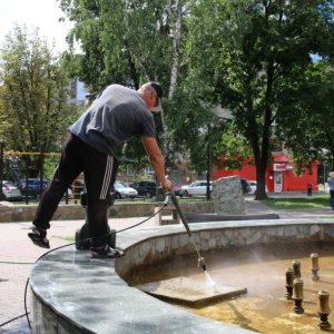 В Туле приступили к мойке фонтанов от известкового налета