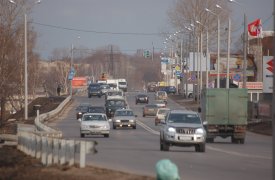 Нагромождение автомобилей затрудняет проезд на Рязанской улице в Туле