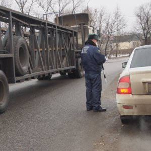 В тульском Заречье легковушку выбросило на тротуар