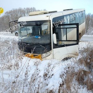 Второй за сутки автобус в Тульской области вылетел в кювет