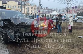 В Туле на улице Лейтейзена Lada врезалась в Mercedes и сбила пенсионерку на тротуаре