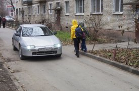 В Туле тротуар перед домом превратился в автомагистраль