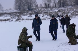 Любители зимней рыбалки рискуют провалиться под лед