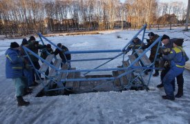 Готовясь к Крещению, на пруду в ЦПКиО Тулы вырезали две проруби