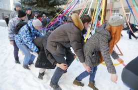 Студенты Тулы отметили второй день Масленицы и напекли блинов